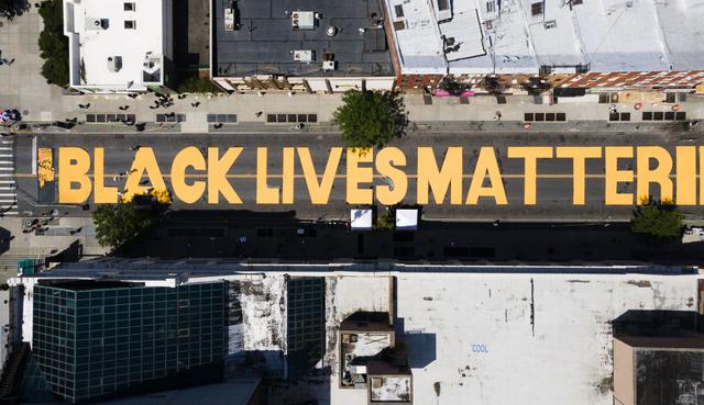 El distrito de Brooklyn, en Nueva York, también luce un enorme “Black Lives Matter” (La vida de los negros importa) en una de sus calzadas. (EFE/JUSTIN LANE).