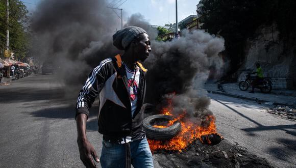 Manifestantes incendian neumáticos durante una protesta en Puerto Príncipe, capital de Haití. (EFE/ Johnson Sabin).