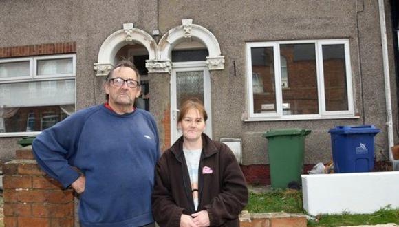 John Goodhand y Laura Blackham se llevaron una desagradable sorpresa tras prestar su vivienda a unos "amigos" mientras vacacionaban. (Foto: Grimsby Telegraph)