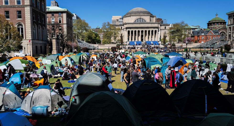 Estudiantes se reúnen en el campus de la Universidad de Columbia, ocupado por manifestantes pro palestinos en Nueva York el 22 de abril. (Foto de Charly TRIBALLEAU / AFP)