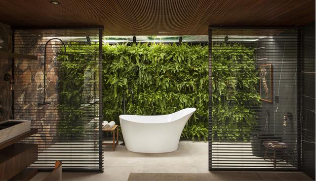 Al lado de la habitación se ubica el baño, el cual pareciera estar al aire libre. Destaca por combinar piedras, plantas y concreto, y por su imponente tina. (Foto: mf+arquitetos)