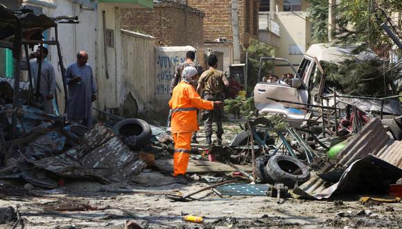 El personal de seguridad inspecciona el lugar de una explosión que tuvo como objetivo el convoy del vicepresidente de Afganistán, Amrullah Saleh. (Foto: AFP).