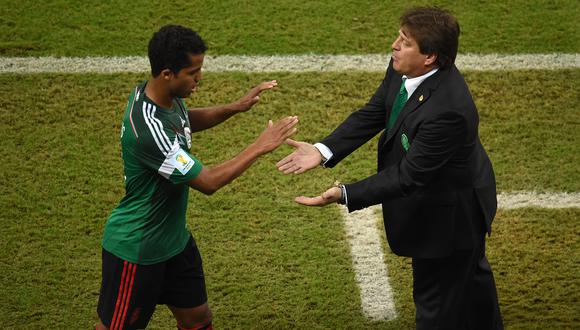Miguel Herrera felicita a Giovani Dos Santos en Brasil 2014. (Foto: AFP)