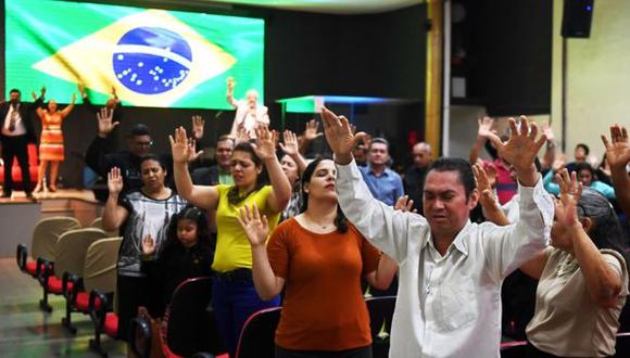 Integrantes de una iglesia evangélica en Brasil rezan por la salud de Jair Bolsonaro. (Getty Images).
