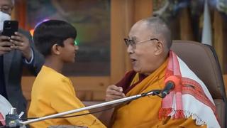 Indignación por el video en el que el Dalai Lama besa a un niño en la boca