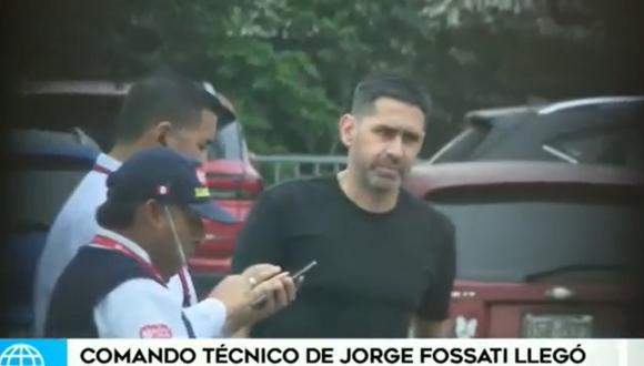 Miembros del comando técnico de Jorge Fossati llegaron a la Videna. (Foto: Captura América Deportes)