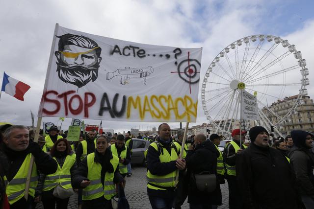 Miles de chalecos amarillos marchan una vez más en Francia para protestar contra las medidas económicas de Emmanuel Macron y denuciar la violencia policial en pasadas jornadas. (AP)