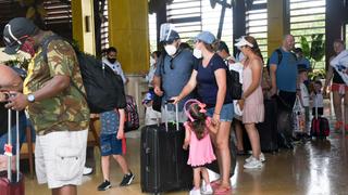 Evacuan a 41.000 turistas del Caribe mexicano ante la llegada del “peligroso” huracán Delta | FOTOS