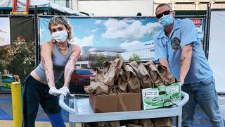 Miley Cyrus y Cody Simpson entregan comida a personal médico [VIDEO]