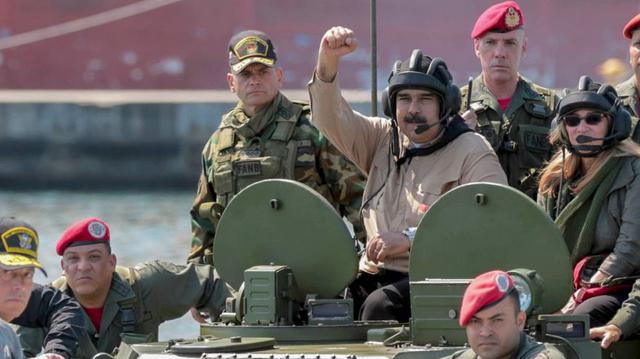 Nicolás Maduro ordena ejercicios militares "junto al pueblo" ante un conflicto armado | FOTOS. (AFP)