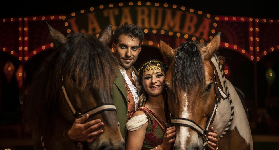 Caleb Carinci y Lea Innocenti son dos artistas de circo que vienen a La Tarumba este año para encargarse del espectáculo de caballos. Sus animales llegaron junto a ellos, por vía aérea.