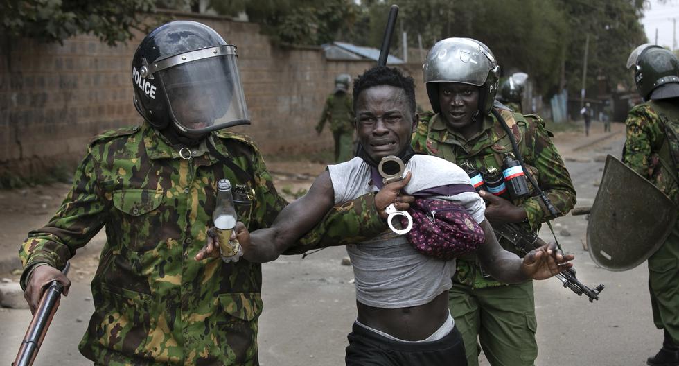 Un manifestante es detenido por la policía de Kenia durante los enfrentamientos entre las autoridades y los partidarios de la oposición en Nairobi el 19 de julio de 2023. (Foto de Tony KARUMBA / AFP).