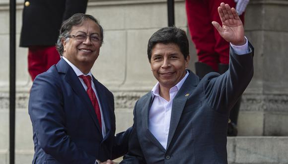 El presidente de Colombia, Gustavo Petro (izquierda), y el ex presidente de Perú, Pedro Castillo (derecha). (Foto de ERNESTO BENAVIDES / AFP)