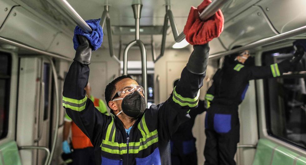 Trabajadores desinfectan el metro de Medellín, Colombia, para prevenir la propagación del coronavirus. (AFP / JOAQUIN SARMIENTO).