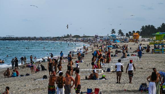 La gente se para en la arena en Miami Beach, Florida durante el feriado del Día del Trabajo. (Foto de CHANDAN KHANNA / AFP)