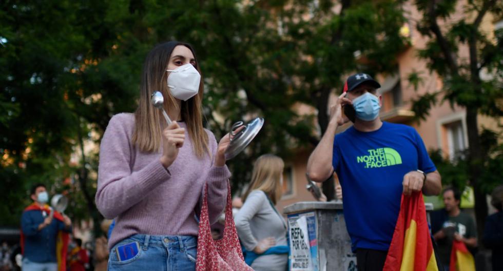 La gente usa mascarillas mientras participa de una protesta contra las medidas tomadas por el gobierno español durante el cierre nacional para prevenir la propagación de la enfermedad COVID-19, el pasado 17 de mayo en Madrid. (OSCAR DEL POZO / AFP)