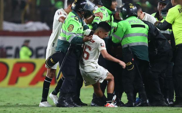 Hincha entró a la cancha para acercarse a Piero Quispe | Foto: Leonardo Fernández / El Comercio