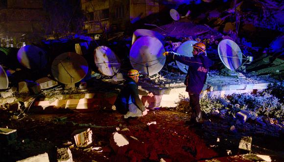 El personal de la Presidencia de Gestión de Desastres y Emergencias de Turquía (AFAD) busca entre los escombros de un edificio dañado después de que un terremoto de magnitud 6,4 sacudiera la provincia de Hatay, en el sur de Turquía, en Antakya, el 20 de febrero de 2023. (Foto de Yasin AKGUL / AFP)