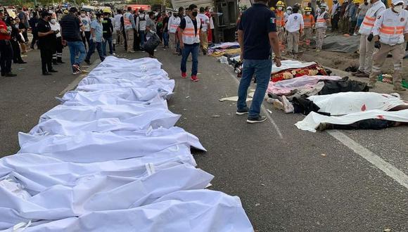 Foto cedida por la Cruz Roja que muestra los cuerpos de los migrantes que murieron en un accidente en Tuxtla Gutiérrez, estado de Chiapas, México, el 9 de diciembre de 2021. (Foto por Cruz Roja del Estado de Chiapas / AFP)