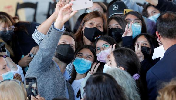 El presidente electo de Chile, Gabriel Boric, se toma una selfie durante un evento en el Día Internacional de la Mujer en Santiago, el 8 de marzo de 2022.
(JAVIER TORRES / AFP).