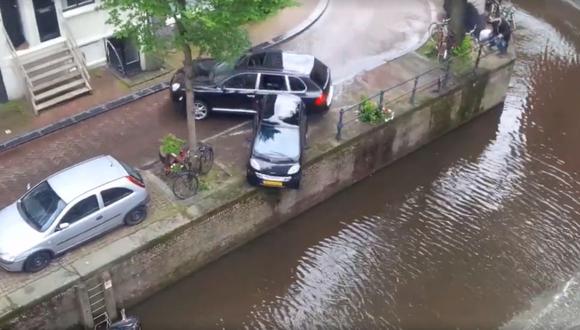 Porsche Cayenne golpea Smart y lo bota al río [VIDEO]