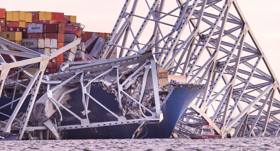 El puente Francis Scott Key se derrumbó parcialmente después de que un buque de carga chocara contra él en Baltimore, Maryland, Estados Unidos, el 26 de marzo de 2024. (EFE/EPA/JIM LO SCALZO).