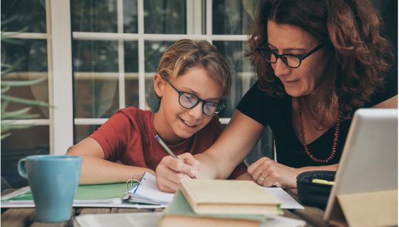 Gracias a la tecnología miles del niños alrededor del mundo pueden continuar estudiando, pero ¿Cuál es el papel de los padres en este proceso de enseñanza-aprendizaje? (Foto: Shutterstock)