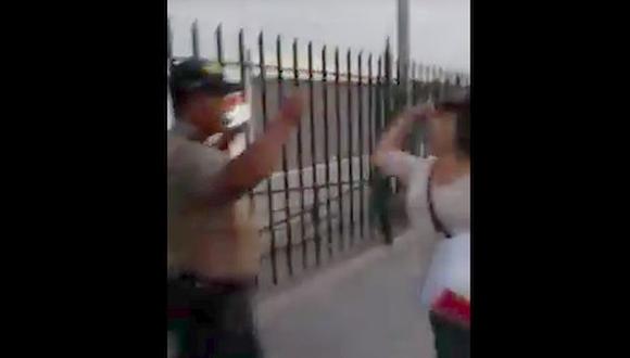 Mujer agrede a policía a la salida de supermercado [VIDEO]