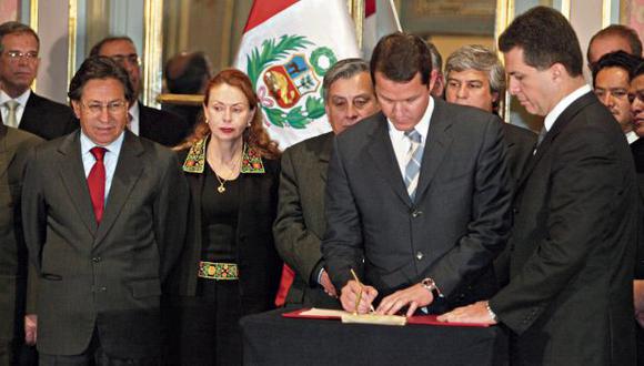 El 4 de agosto del 2005, durante el gobierno de Alejandro Toledo, Barata participó en la firma del contrato de la carretera Interoceánica Sur en Palacio de Gobierno. (Foto: Archivo El Comercio)