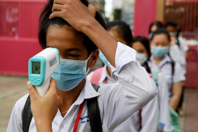 Camboya reabrió las escuelas este lunes con estrictas medidas de distanciamiento físico.  (Foto: TANG CHHIN Sothy / AFP)