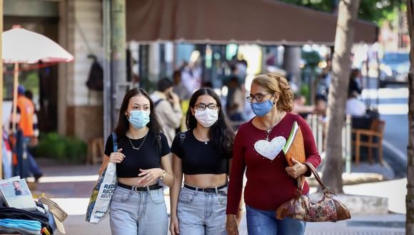 Tres mujeres caminan por el centro de Asunción, Paraguay, el 18 de abril del 2022, el día en el que el gobierno levantó la emergencia sanitaria por coronavirus. (EFE/ Nathalia Aguilar).