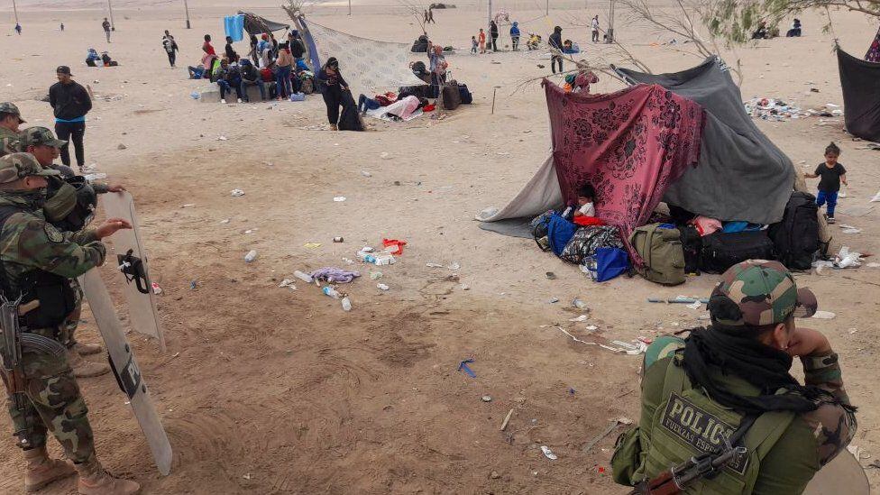 The migrants camp out in the open in an area with harsh weather conditions and no access to water or toilets.  (GETTY IMAGES).
