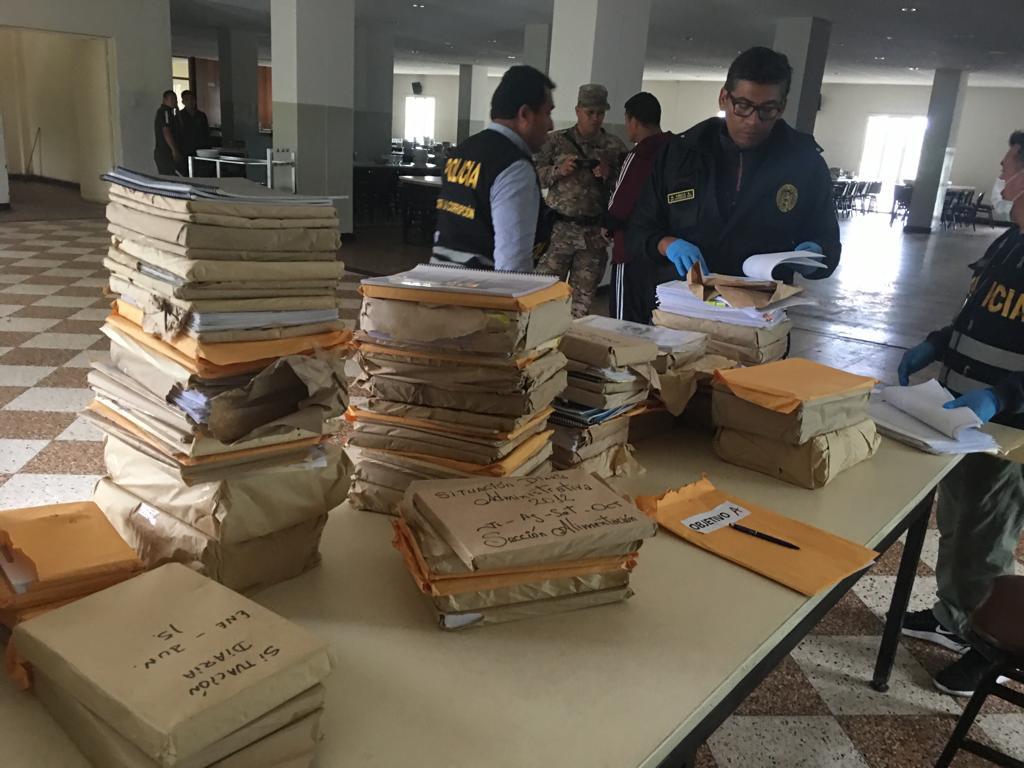 Fiscales del Ministerio Público incautaron gran cantidad de documentos como parte de la investigación. (Foto: Difusión)
