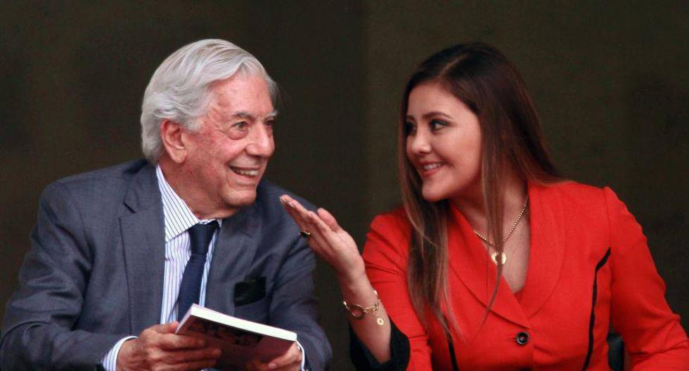 El escritor Mario Vargas Llosa (i) y la gobernadora regional de Arequipa, Yamila Osorio. (Foto: EFE) 