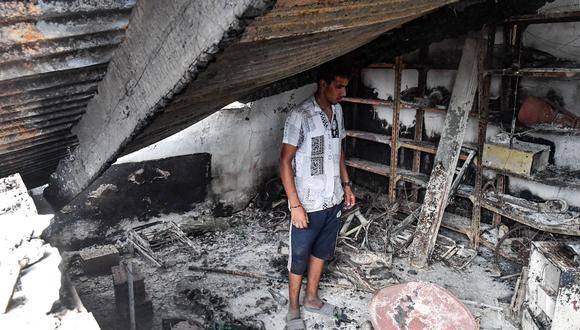 Un hombre comprueba los daños en su casa, destruida por un incendio forestal en la ciudad argelina de el-Kala, el 18 de agosto de 2022. - Los bomberos argelinos luchaban hoy contra una serie de incendios, avivados por la sequía y una ola de calor abrasadora, que han matado al menos 38 personas y dejaron destrucción a su paso. (Foto por AFP)