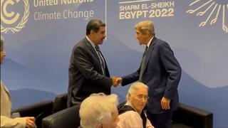 Kerry y Maduro protagonizan un estrechón de manos “imprevisto” durante la COP27