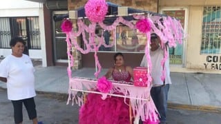 Comerciante celebra el Quinceañero su hija paseándola en su triciclo y cautiva a las redes