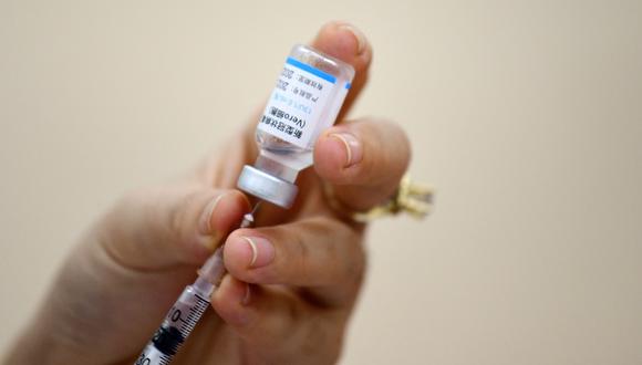Una enfermera prepara una dosis de la vacuna contra el coronavirus Sinopharm Covid-19 en Hanoi el 10 de septiembre de 2021. (Nhac NGUYEN / AFP).