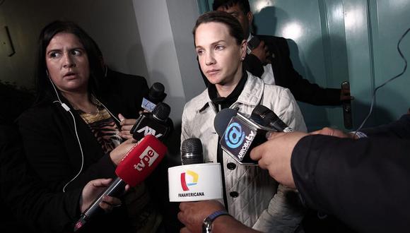 Luciana León declaró a la prensa luego de que la fiscalía concluyera el allanamiento de su departamento en San Isidro. (Foto: Hugo Pérez)