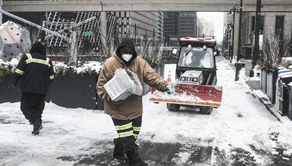 Los trabajadores limpian la nieve durante una tormenta en Detroit, Michigan, EE.UU. (Foto: Matthew Hatcher/Bloomberg).