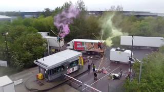 Activistas medioambientales bloquean almacenes de McDonald’s en Reino Unido