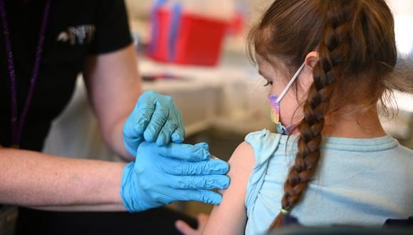 Una enfermera administra una dosis de la vacuna anticovid a una niña en una clínica en Los Angeles, California, el 19 de enero de 2022. (Foto: Robyn Beck / AFP)