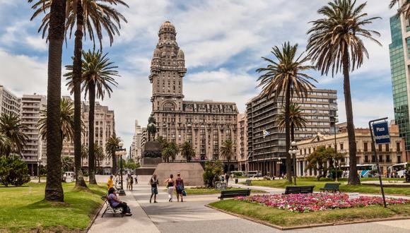 La ciudad de Montevideo se destaca por sus plazas, monumentos y teatros. Foto: Shutterstock