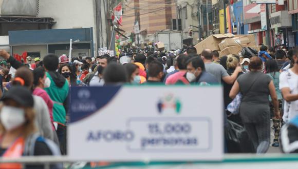 El burgomaestre enfatizó que la situación de aglomeración en Mesa Redonda no solo es por el comercio informal que se ha apoderado de pistas y veredas, sino también por la existencia de mafias. (Foto: Juan Poce/@PHOTO GEC)