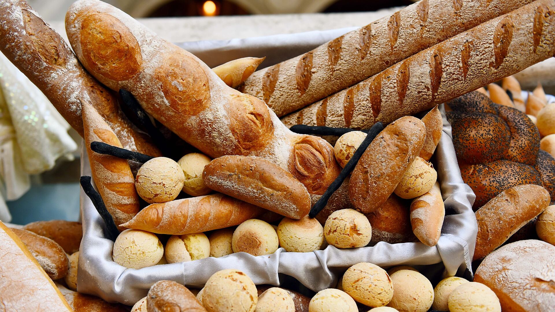 El pan integral mantiene el azúcar en sangre más estable que el pan blanco.