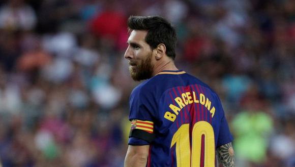 Lionel Messi aparece en una curiosa fotografía junto a una aficionada, en la cual se le ve a al argentino en una silueta 'celestial'. (Foto: AFP)