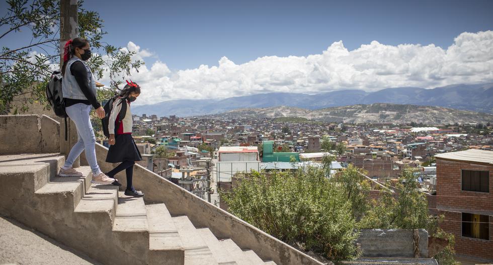 Diana Quispe intenta acompañar a diario a su pequeña Krisna V., alumna de sexto grado de un colegio de Huamanga, Ayacucho. El trayecto, cortando camino, es de 20 minutos a pie. Va de 3 a 6 p.m.