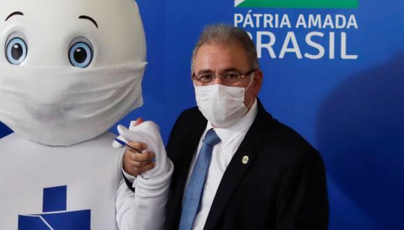 El ministro de Salud de Brasil, Marcelo Queiroga, posa para una foto con la mascota Ze Gotinha, símbolo de las campañas de vacunación brasileñas después de una conferencia de prensa en el Palacio Planalto en Brasilia, Brasil. (Foto: REUTERS / Ueslei Marcelino9.