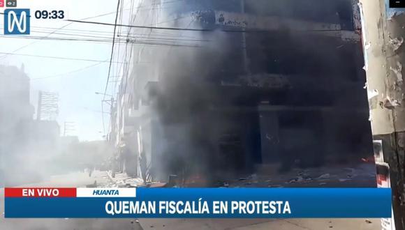 Queman sede de la Fiscalía en Ayacucho en protesta por asesinato de escolar de 18 años | Foto: Canal N / Referencial