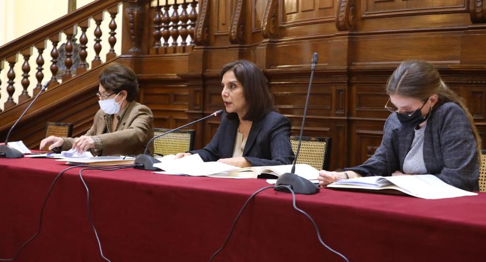 La Comisión de Constitución, que preside la congresista fujimorista Patricia Juárez (al centro), discutirá el archivo del proyecto del Ejecutivo sobre la asamblea constituyente.